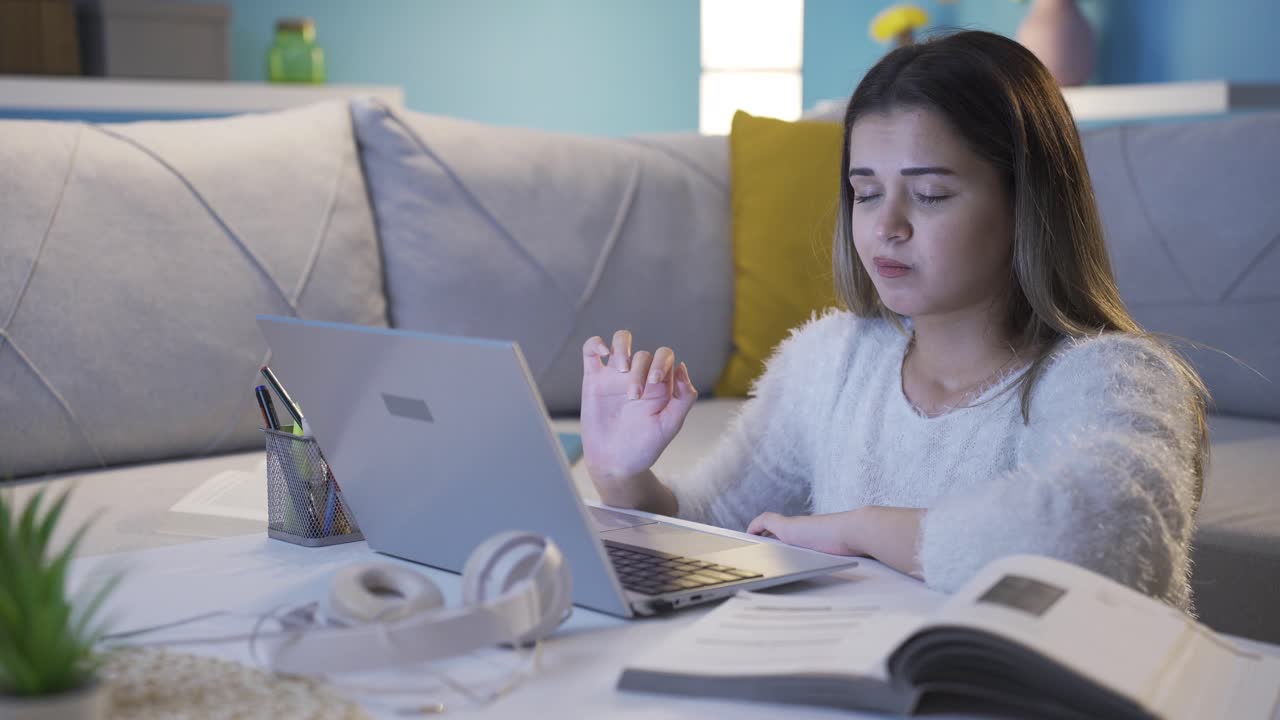 시험 결과가 나빠지면, 어린 소녀는 화가 나고 기분이 나빠집니다.
