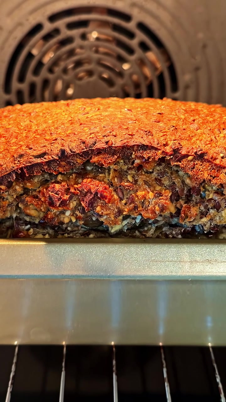 Polpettone vegetariano di lenticchie che cuoce in forno. Scatto verticale.