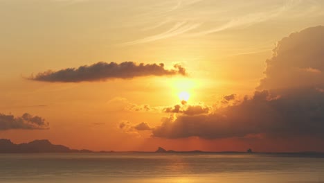 Vista-Panorámica-De-La-Puesta-De-Sol-Antes-De-Las-Nubes,-Los-Rayos-Del-Sol-Claramente-Visibles-Cayendo-A-Lo-Largo-Del-Paisaje-Nublado