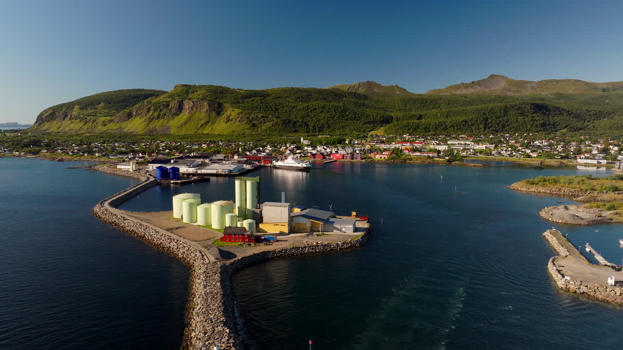 Silos vid fiskeindustrianläggningen i Melbu, Hadsels kommun, Norge. Drönarbild från luften