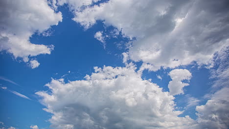 Cielo-Azul-Con-Nubes-Blancas-Esponjosas-En-Movimiento-Lapso-De-Tiempo