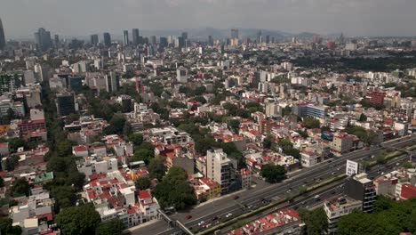 Pulso-Urbano-Del-Barrio-Roma,-Aventura-De-Hiperlapso-A-Lo-Largo-Del-Viaducto-De-La-Ciudad-De-México