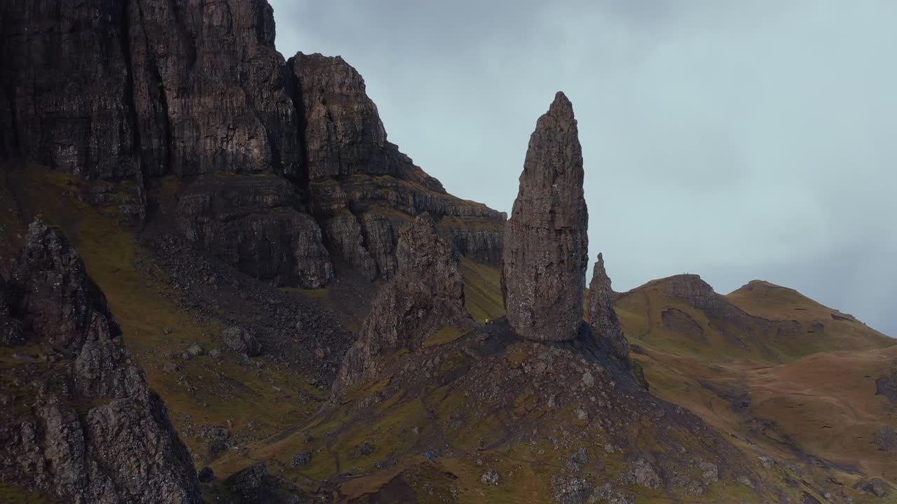 sobrevuelo de drones aéreos del viejo hombre de storr en skye escocia otoño