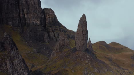 Luftdrohnenvorbeiflug-Des-Alten-Mannes-Von-Storr-Im-Herbst-In-Skye,-Schottland