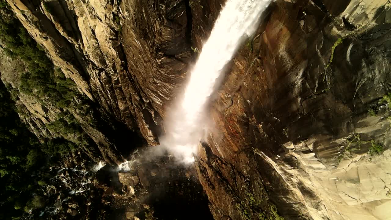 Una vista laterale, drone e ripresa aerea delle cascate di Yosemite