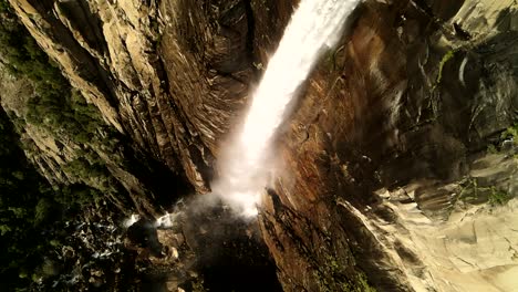 una vista laterale, drone e cattura aerea delle cascate di yosemite