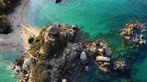 Vista-Aérea-Sobre-Una-Cabaña-De-Playa-En-Cabo-San-Juan-Del-Guia-En-Tairona,-Colombia---Inclinación-Hacia-Abajo,-Disparo-De-Drones