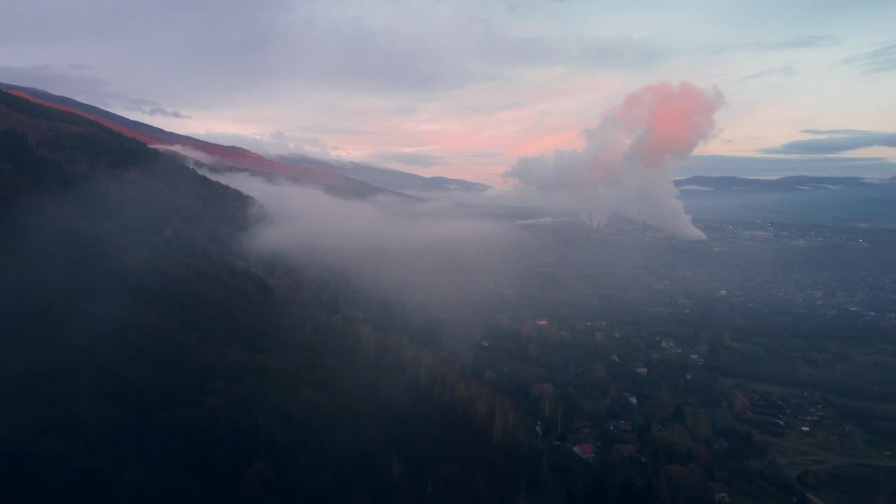 clody puesta de sol en la montaña