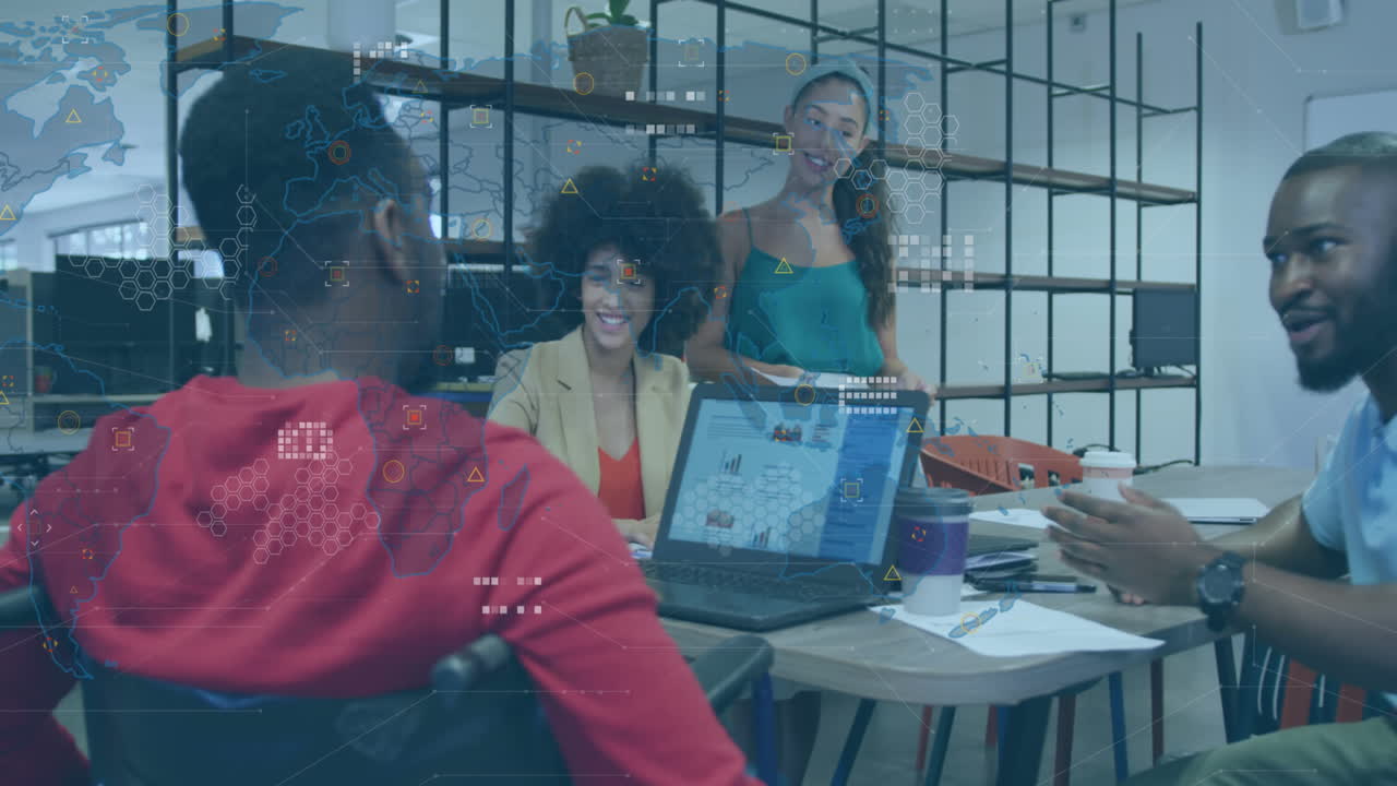 animación del procesamiento de datos financieros sobre diversas personas de negocios