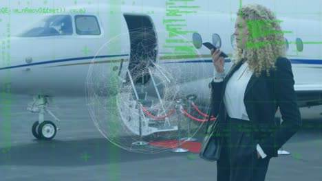 forma abstracta y procesamiento de datos sobre una mujer de negocios hablando en un teléfono inteligente en la pista del aeropuerto