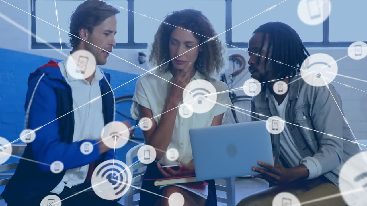 red de conexiones y animación de procesamiento de datos sobre diversas personas de negocios que colaboran