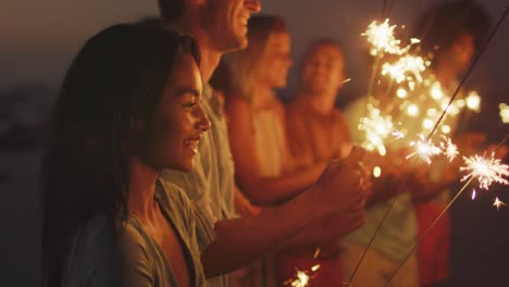 Amigos-Jugando-Con-Fuego-En-La-Playa