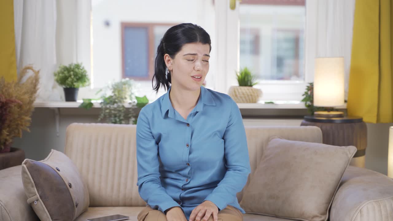 학대적인 서류 작업에 대해 짜증나는 젊은 여성.