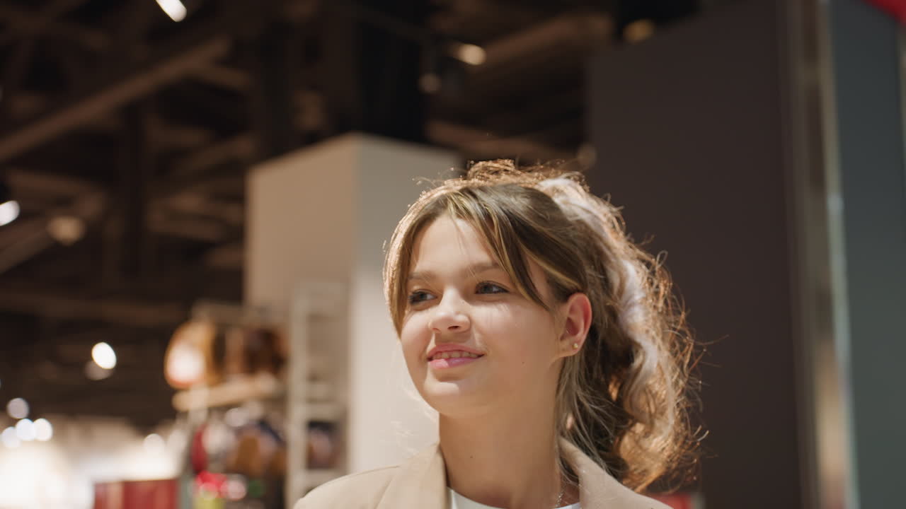 feliz experiencia de compra, mujer mirando emocionada la mercancía, señora alegre explorando con entusiasmo los productos de la tienda, mujer alegre descubriendo y sonriendo a las selecciones de la tienda