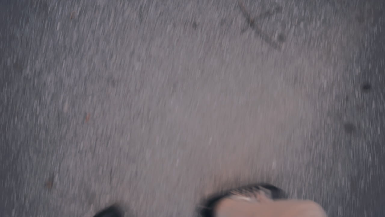 롤러블레이드를 탄 사람이 뒤로 구르면서 멋진 동작을 합니다.