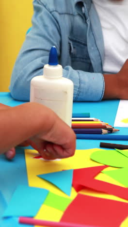 chicos lindos teniendo tiempo de arte en el aula