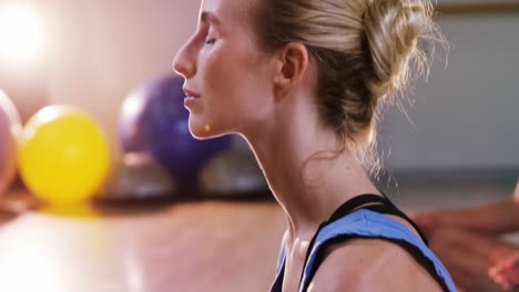 Hermosa-Mujer-Realizando-Yoga