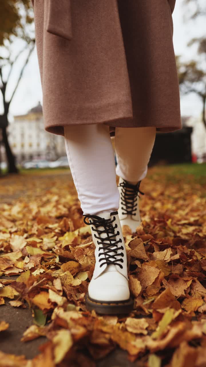 mujer caminando en un parque en un día de otoño