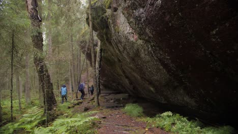 enorme bosque de piedra con árboles en finlandia, montaña, pirrunkirkko, rock turistas caminando en el parque nacional