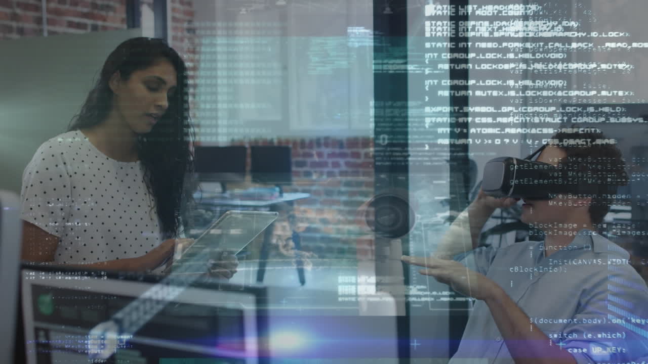 animación de códigos binarios, interfaz múltiple, diversos compañeros de trabajo usando auriculares vr y teléfono móvil