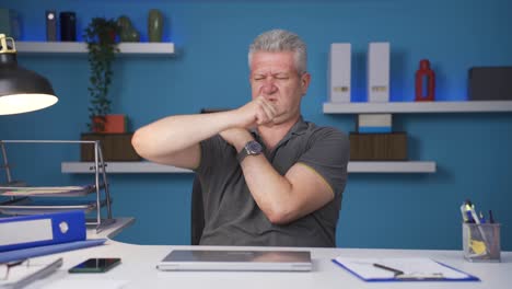 el trabajador de oficina en casa tiene dolor de hombro.