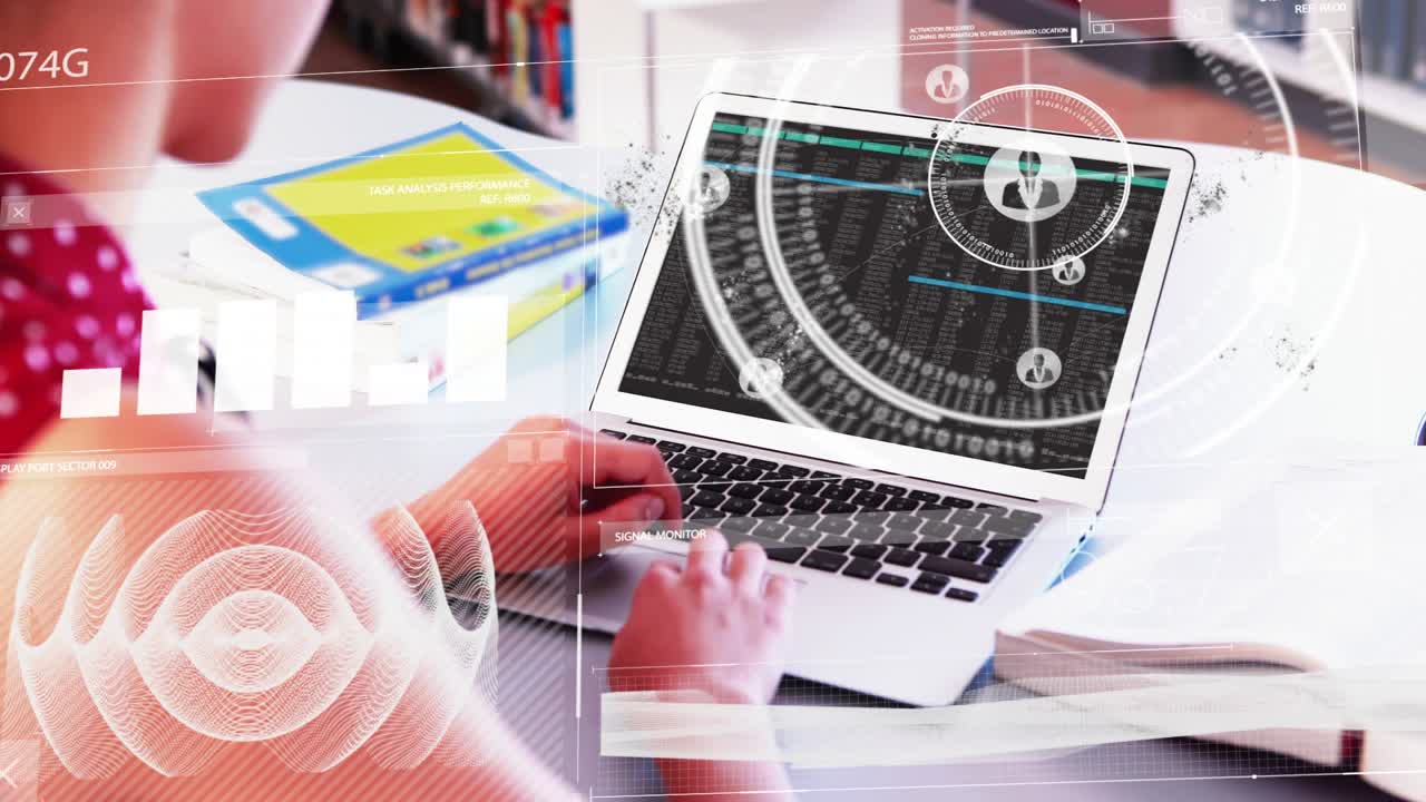 Adolescente tecleando en el portátil, iniciando un HUD con anillos que se expanden por la pantalla mientras estudia tecnología.