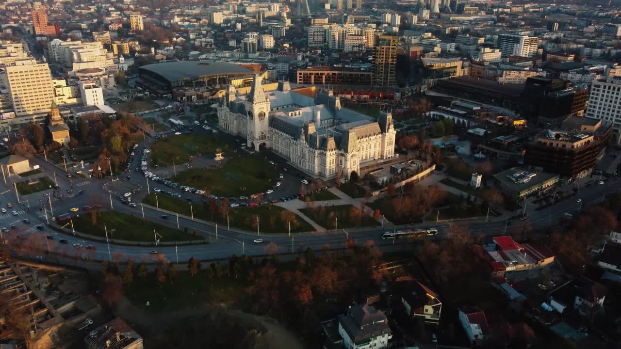 toma aérea cinemática inclinada hacia abajo del palacio de la cultura