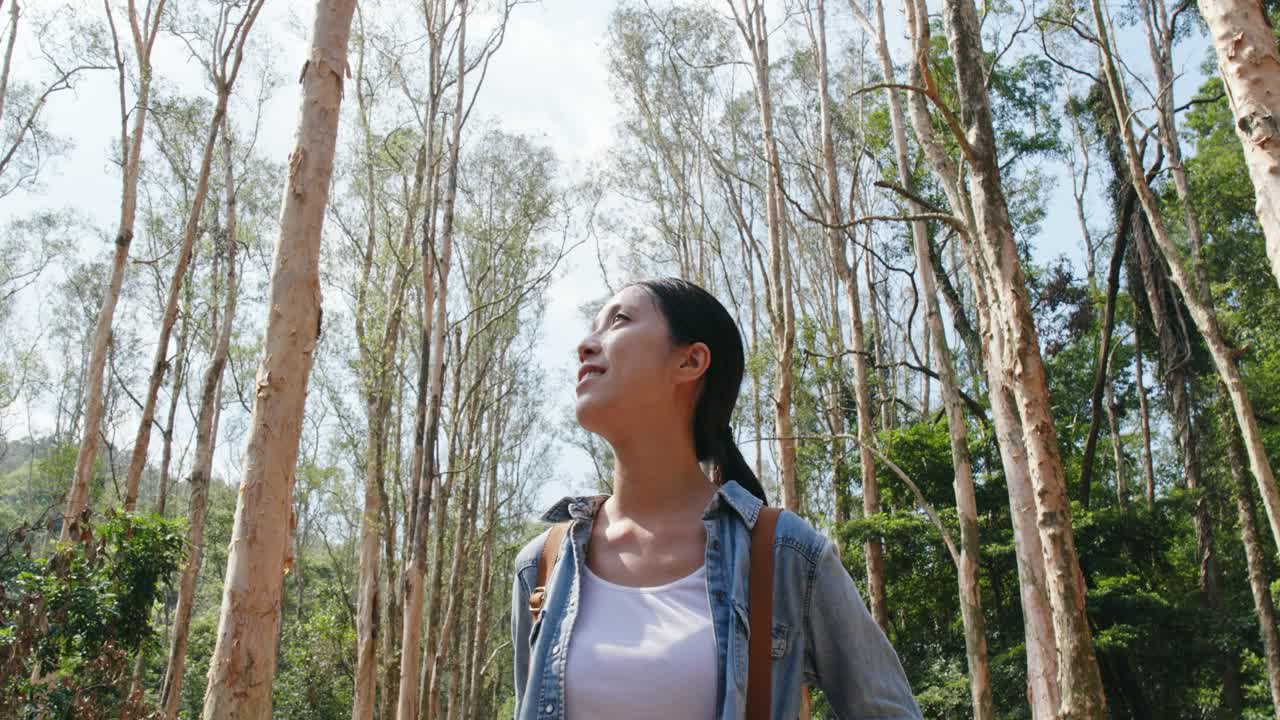 아시아 여성의 낮은 시각