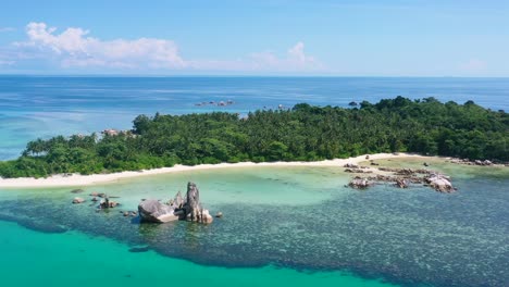 antena de la costa rocosa en una isla tropical remota en aguas turquesas en belitung indonesia