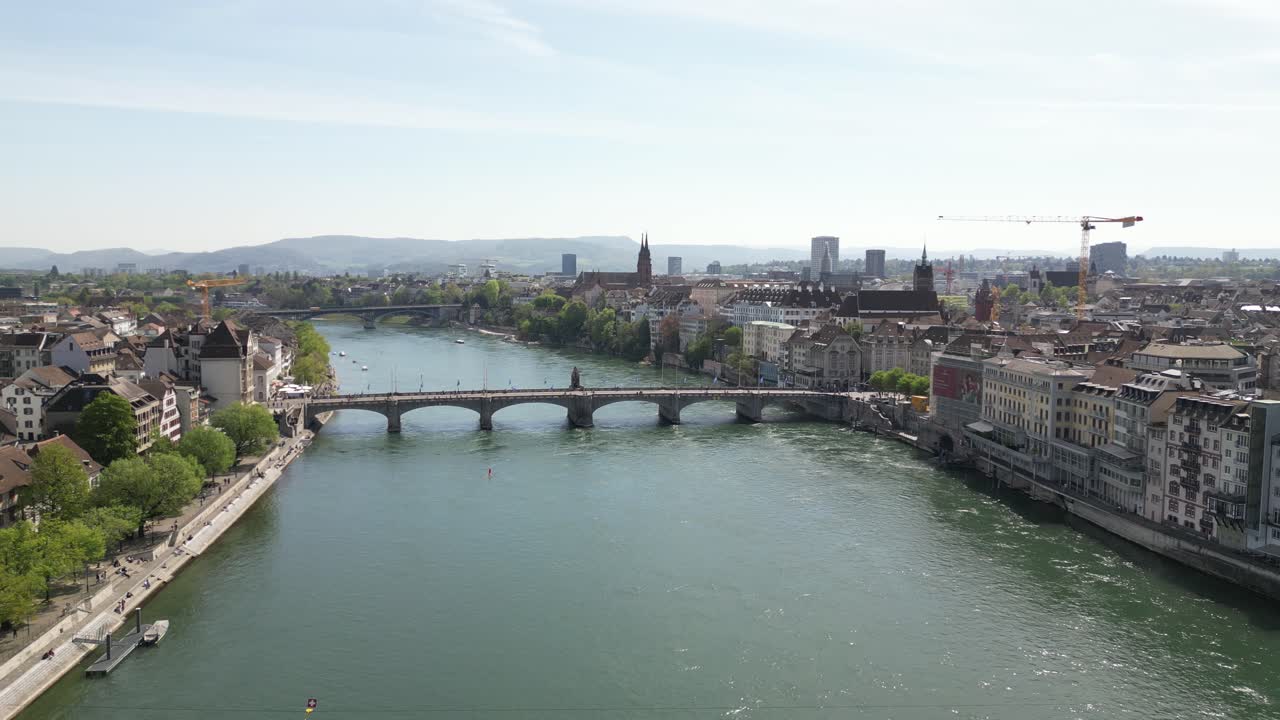 스위스 물 운하 위에 있는 고유 한 바젤 다리 의 영화적