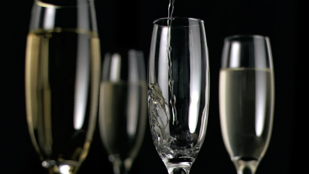 플루트에서 슈퍼 슬로 모션으로 흐르는 화이트 와인