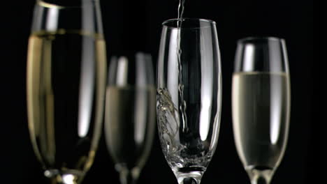 vino blanco fluyendo en súper cámara lenta en la flauta