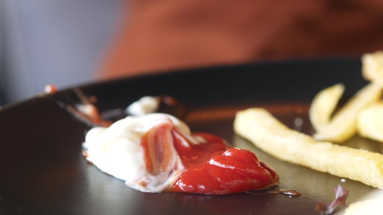 케치업 과 마요요 에 담긴 김 의 근접 사진