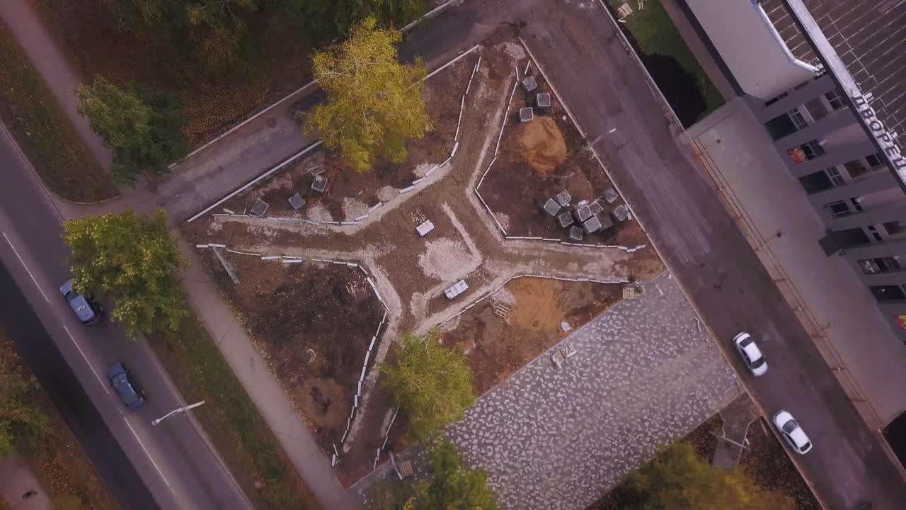 vista aérea de un sitio de construcción en una zona urbana