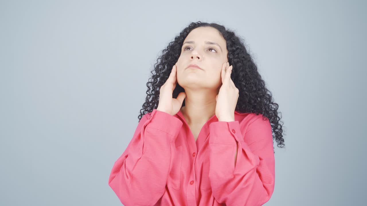 mujer joven con dolor de cabeza.