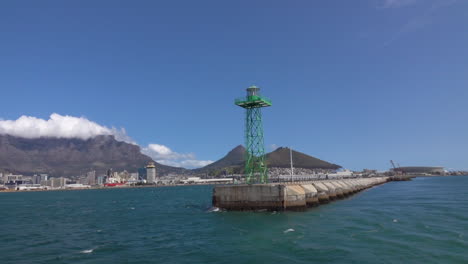 Einfahrt-In-Den-Hafen-Von-Kapstadt-Von-Robben-Island