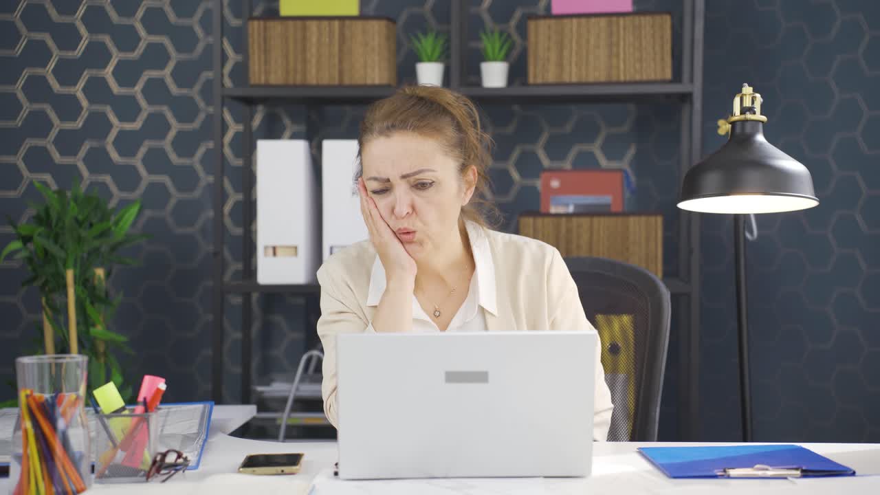 치통을  ⁇ 고 있는 사업가.