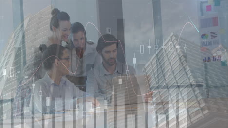 animación del procesamiento de datos financieros sobre diversas personas de negocios que usan computadoras portátiles