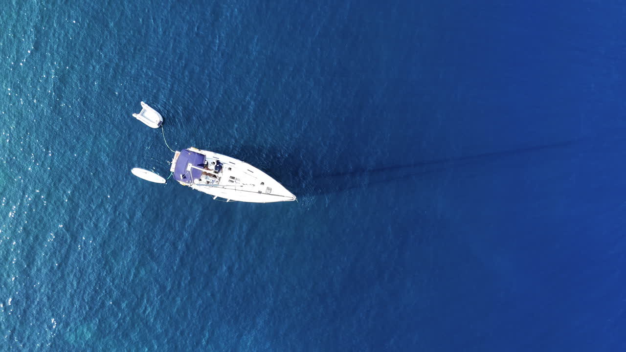 Riprese aeree di un viaggio in yacht a vela nelle isole greche.