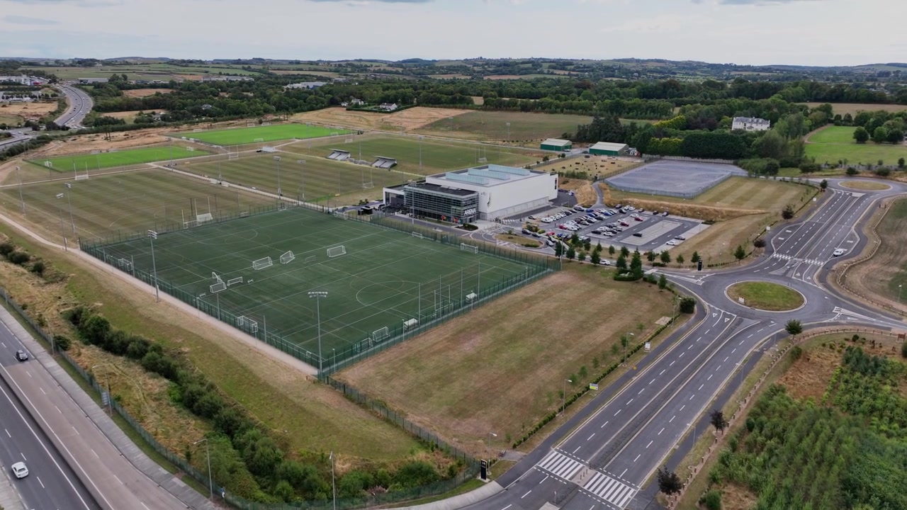 Droneudsigt i høj højde over SETU Arena Waterford, Irland, der viser det moderne sportssted og det omkringliggende bybillede.