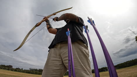 Archer-Dispara-Varias-Flechas-Una-Tras-Otra-En-Un-Campo-De-Tiro-Con-Arco