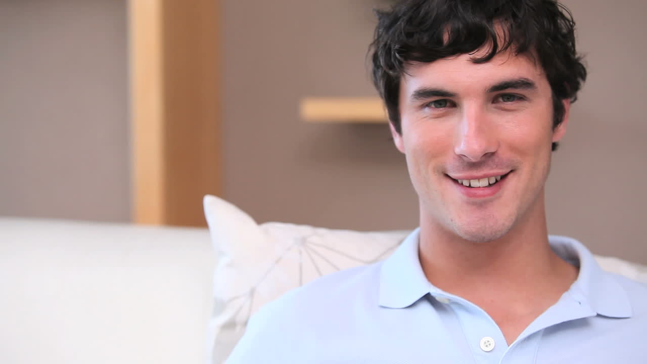 소파에 앉아 있는 남자