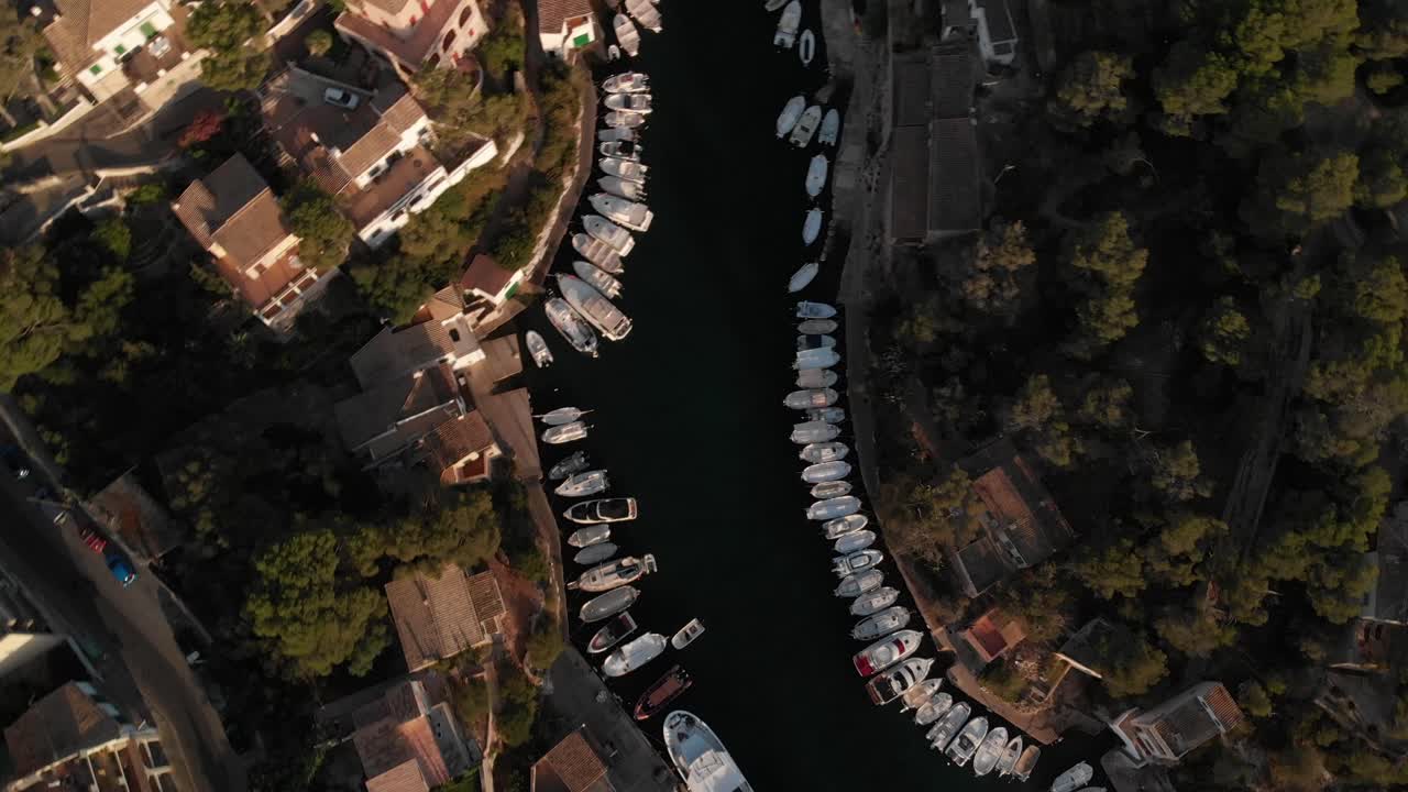 Spagna Maiorca Cala Figuera, ripresa aerea con un drone in 4K a 24 fps, utilizzando filtri ND e in diversi momenti della giornata, con DJI Mavic Air.
