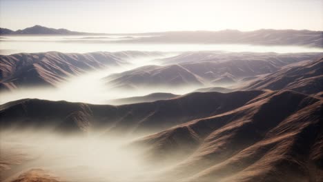 Paisaje-De-Montaña-Con-Niebla-Profunda-En-La-Mañana