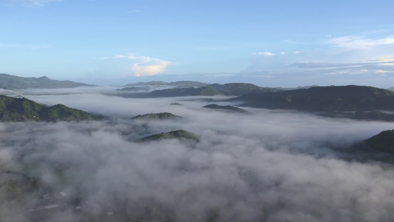 코스타리카 열대우림의 산꼭대기 위의 평화로운 경치적인 비행 구름, 4k 드론