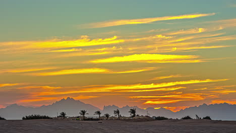 toma en lapso de tiempo del hermoso paisaje árido del desierto de egipto en la distancia con la puesta de sol a lo largo del cielo amarillo en el fondo