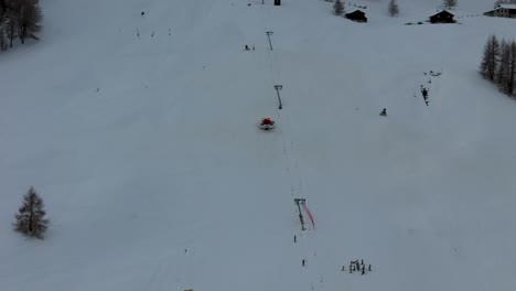 놀라운 livigno 알프스 드론 비디오: 눈 꼭대기, 도시 및 산 마을, 고품질의 겨울 및 관광 광고에 이상적입니다.