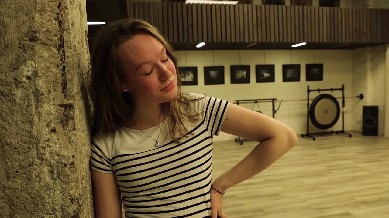 bailarina adolescente vibrando con la música