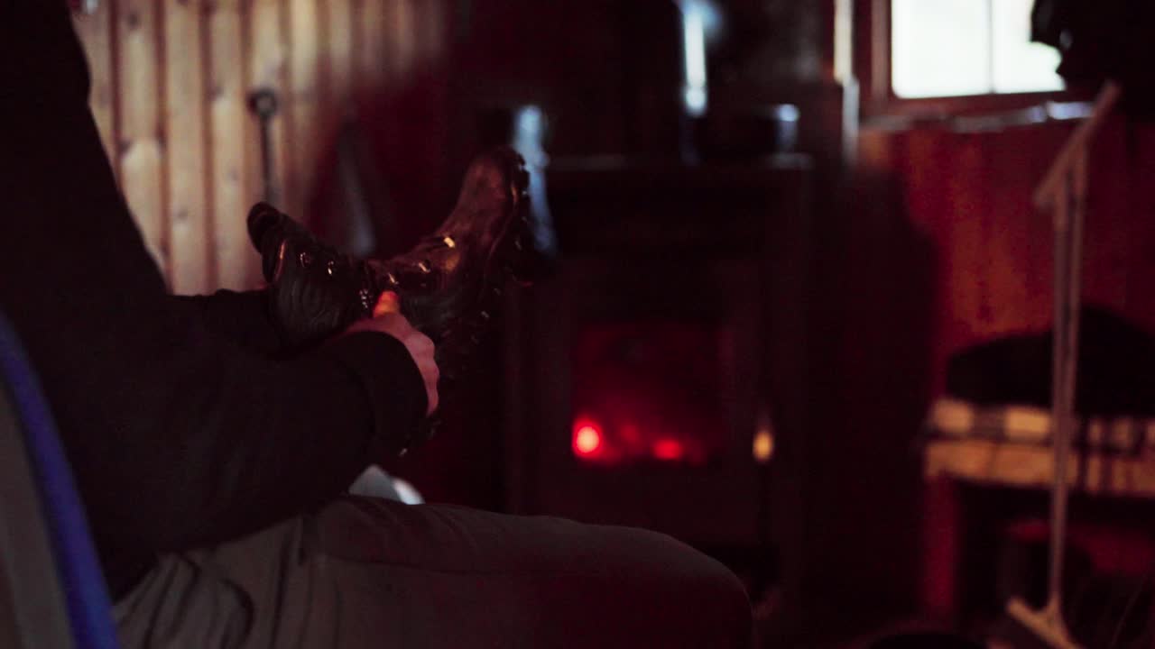 hildremsvatnet, condado de trondelag, noruega - un hombre aplicando una solución a sus zapatos - de cerca