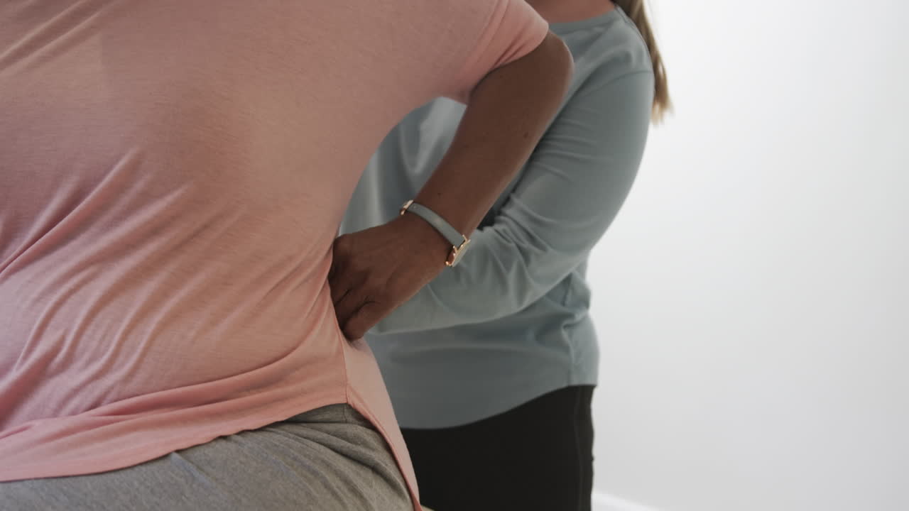 fisioterapeuta caucásica masajeando a una mujer mayor, copiando el espacio, cámara lenta